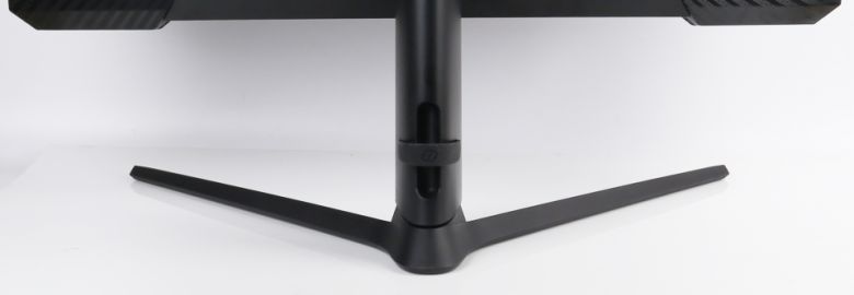 다양한 기능을 갖춘 HAS 스탠드이다. 스탠드는 Y자 디자인으로 디스플레이를 튼튼하게 받쳐주며, 뒤쪽에는 실리콘으로 된 케이블 타이가 있어 전원 케이블이나 입력 단자 케이블을 깔끔하게 정리할 수 있다.