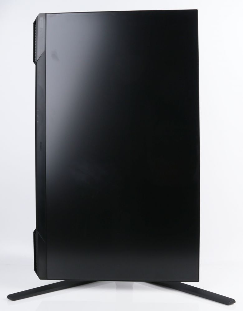 하이엔드 모니터에 적용되는 피벗 기능도 있다.