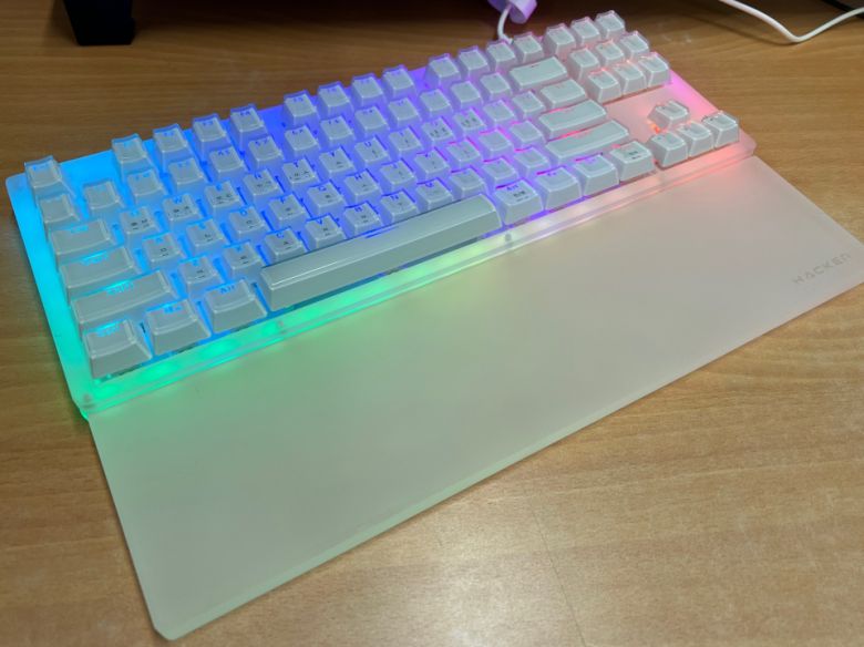 아이스 버전은 ADK05 아크릴처럼 반투명한 재질로 은은함이 강조됐다.