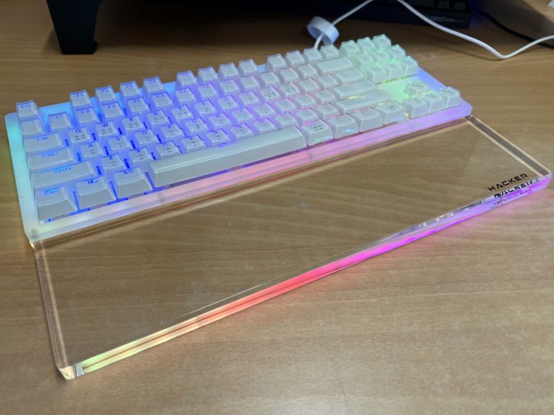 클리어 버전의 경우 RGB LED가 아크릴을 통해 그대로 확장되는 듯한 느낌을 받을 수 있었다.