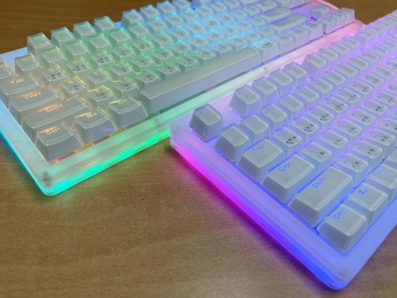 반투명한 아크릴 바디에도 RGB LED가 적용된 것이 핵심이다.