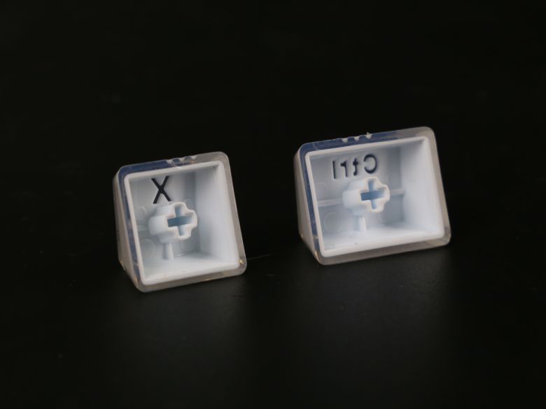 영문 각인을 레이저 인쇄나 반투명 처리가 아닌 아예 뚫어놨기 때문에 더 밝은 RGB　LED를 감상할 수 있다.