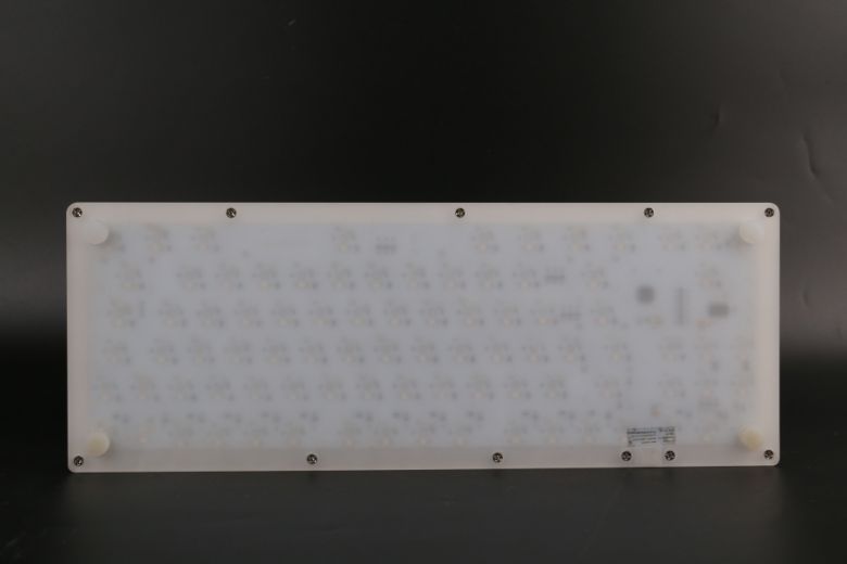 반투명 아크릴 판을 통해 PCB가 비치는 점도 눈길을 끌었다.