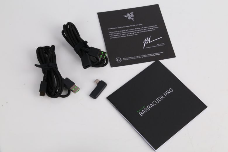 구성품은 전용 케이스 외에도 USB Type-C 동글, USB 동글 연장 케이블, USB Type C to A 케이블, 매뉴얼이 동봉된다.