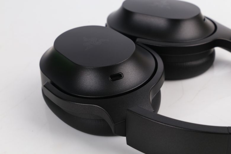 각도에 따라 헤드셋이 달라 보이기 때문에 쉽게 질리지 않을 것으로 보인다.