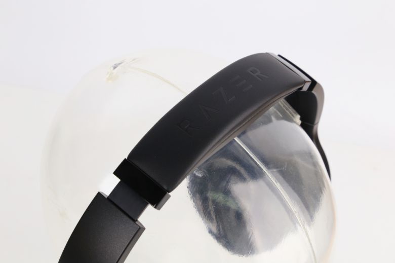 헤드밴드 상단에도 바라쿠다 프로가 게이밍 헤드셋임을 알 수 있는 단서가 더해졌다.