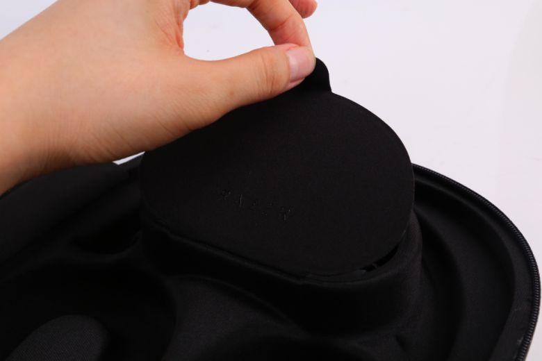 케이스 내부에는 자석 방식의 커버가 위치한다.