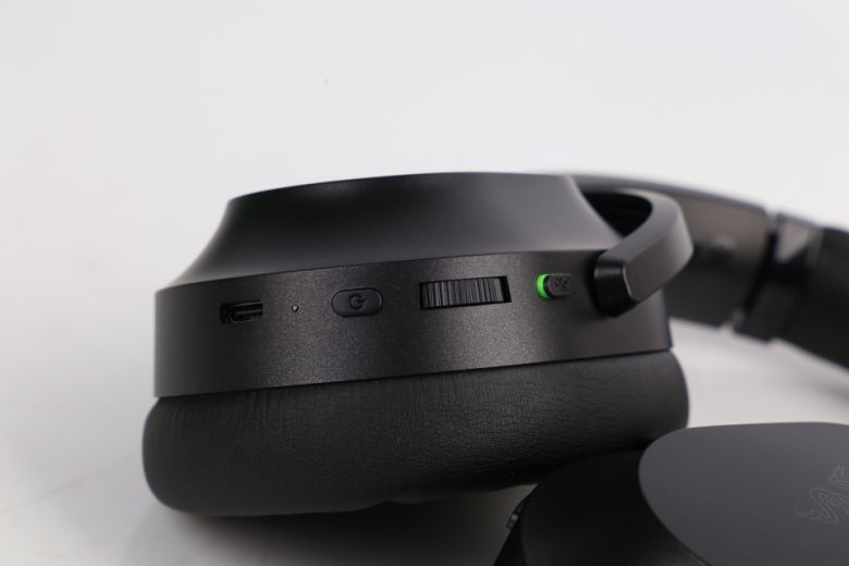 왼쪽 유닛에는 USB Type-C 포트, 전원 버튼, 프리 스탑 방식의 볼륨 조절 휠, 마이크 음소거 버튼이 위치한다.