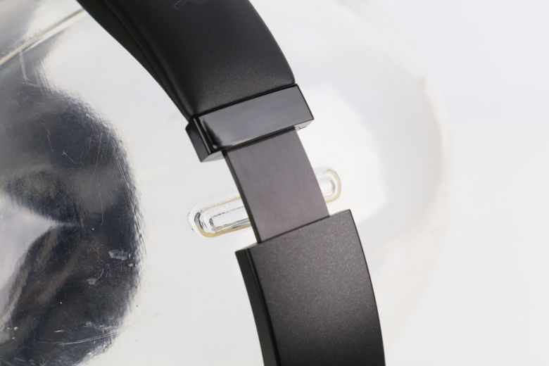 길이 조절부는 스테인레스 스틸 소재로 가공해 내구성이 우수하다.