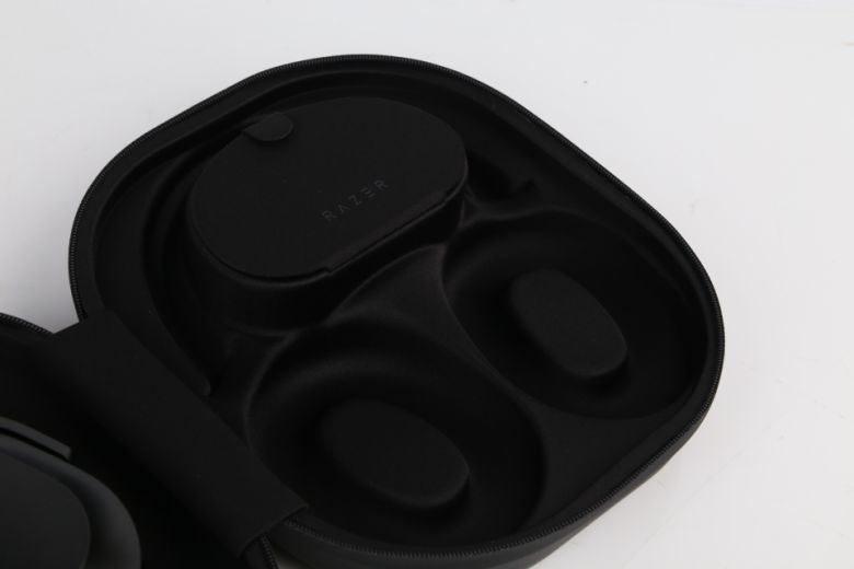 케이스 내부는 헤드셋에 꼭 맞도록 설계되어 높은 신뢰감을 준다.