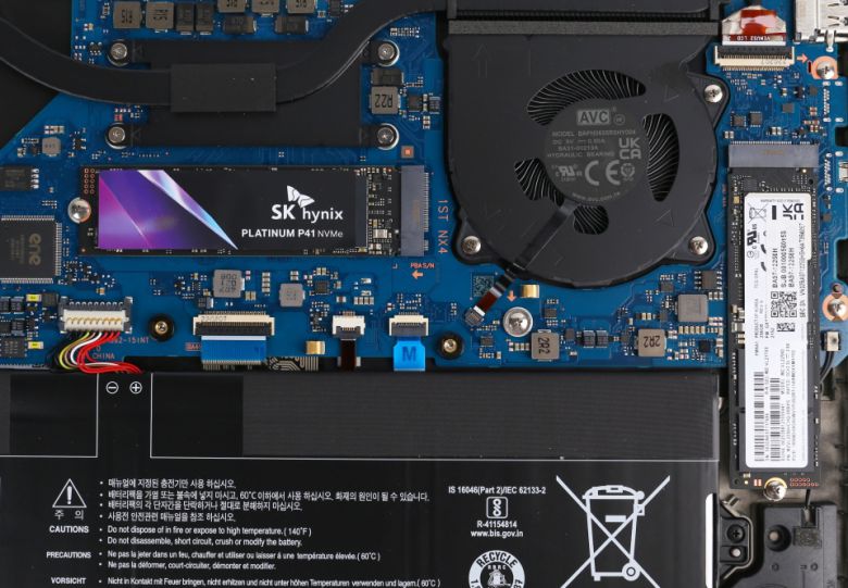갤럭시북2 프로 15.6인치는 M.2 NVMe SSD 슬롯이 가운데와 측면에 따로 있다. 가운데 있는 것이 PCIe 4.0 버전이고 측면에 있는 것이 PCIe 3.0 버전이다.