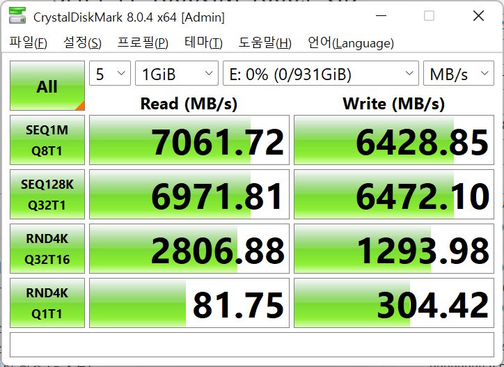 SK하이닉스 플래티넘 P41 SSD의 벤치마크 결과다. 읽기 속도는 7,061.72MB/s, 쓰기 속도는 6,428.85MB/s로 스펙에 준하는 매우 빠른 속도를 보여준다.