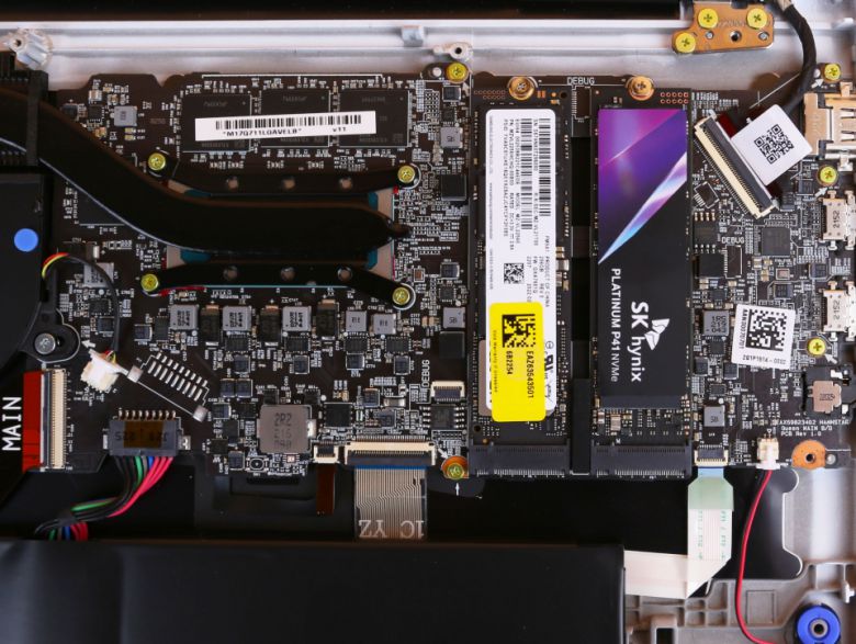 2022 그램17은 M.2 NVMe SSD 슬롯이 한곳에 모여 있다. 2개의 슬롯 모두 PCIe 4.0을 지원하기 때문에 어느 슬롯에 장착해도 문제없다.