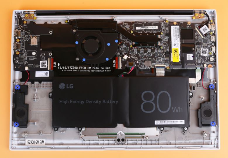 하판의 나사를 모두 제거하면 손쉽게 하판을 제거할 수 있다.