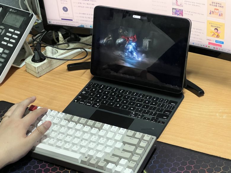 애플 기기를 위한 cmd, option 등의 키가 기본 장착됐으며, 볼륨 조절과 밝기 조절 등의 기능도 정상 작동한다.