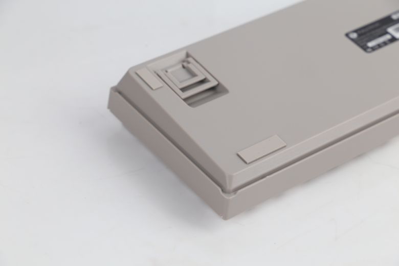 마치 닌텐도 패미콤이 연상되는 소재를 적용해 레트로 감성이 몰씬 풍겼다.