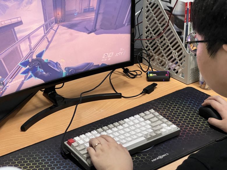 유선 연결 후 FPS 게임을 플레이해보니 다른 게이밍 키보드처럼 짧은 딜레이로 게임을 쾌적하게 즐길 수 있었다.