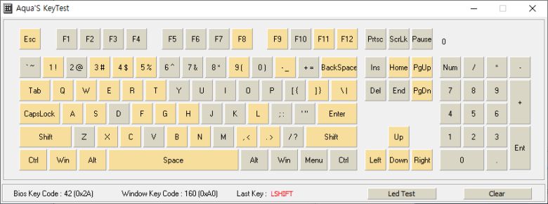 유선 연결에서는 N키 롤오버를 지원해 키 충돌 없이 게임에 몰입할 수 있다.