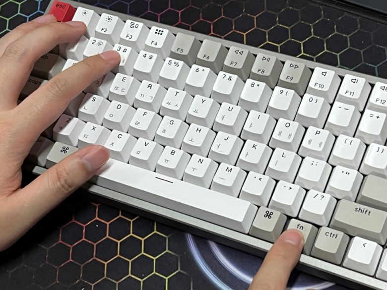 FN키와 1,2,3번키를 조합해 원하는 기기와 페어링할 수 있으며, 페어링 전환 시간은 약 2.5초 수준으로 짧은 편이다.