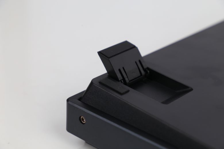 높낮이 조절 다리도 탑재됐는데, 일반적인 높낮이 조절 다리와 달리 타건 각도를 더욱 섬세하게 조절할 수 있다.