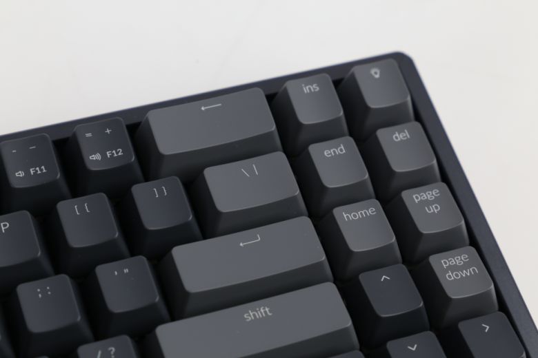 딜리트키를 펑션키 조합 없이 바로 입력할 수 있고 오른쪽 쉬프트키의 길이도 길다.