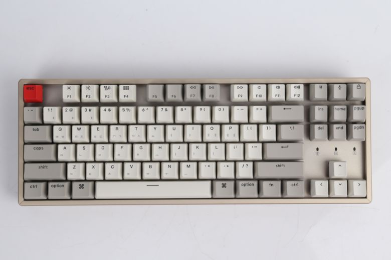 K8은 87키 텐키리스 폼팩터를 택했다.