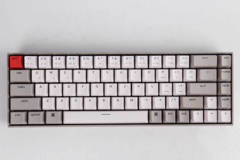 K6는 K2보다도 더 아담하다. 65% 텐키리스 폼팩터가 적용됐다.