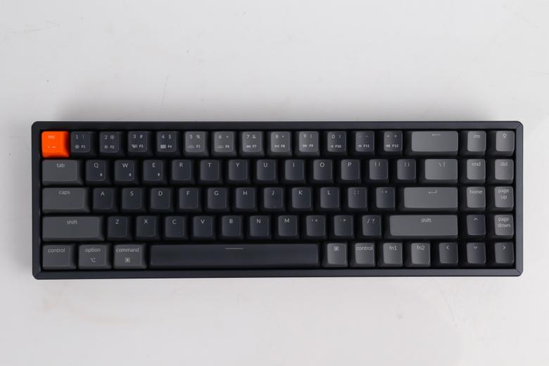 K14는 70% 텐키리스 레이아웃을 적용한 무선 기계식 키보드다.