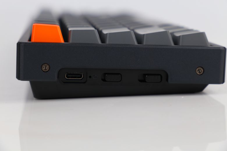 포트는 측면에 위치하고 USB Type-C 방식이다.