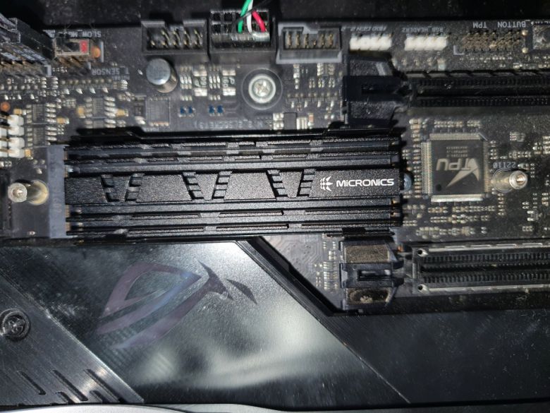 M.2 슬롯에 나사 하나만으로 쉽게 장착된다.