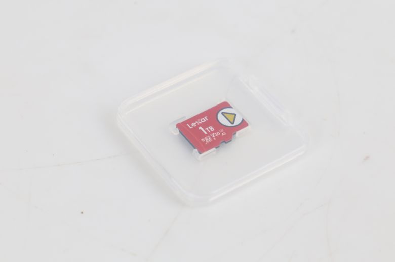 1TB 제품의 경우 다소 고가 제품이라 그런지 플라스틱 케이스를 동봉해 더욱 쉽게 보관 할 수 있도록 했다.