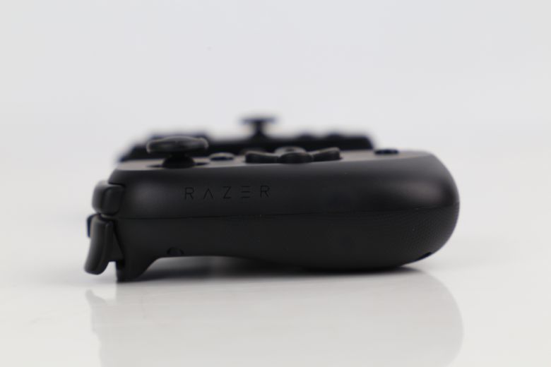 콘솔용 게임패드 같은 느낌의 곡선 디자인을 적용했고 미끄럼 방지 처리가 더해져 장시간 게임 플레이에도 적합하다.