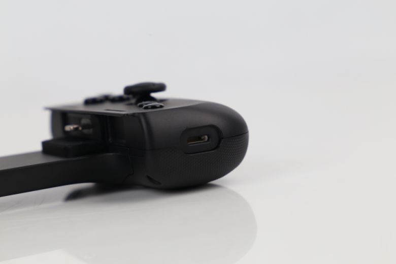 라이트닝 패스스루 충전 포트도 탑재됐다.