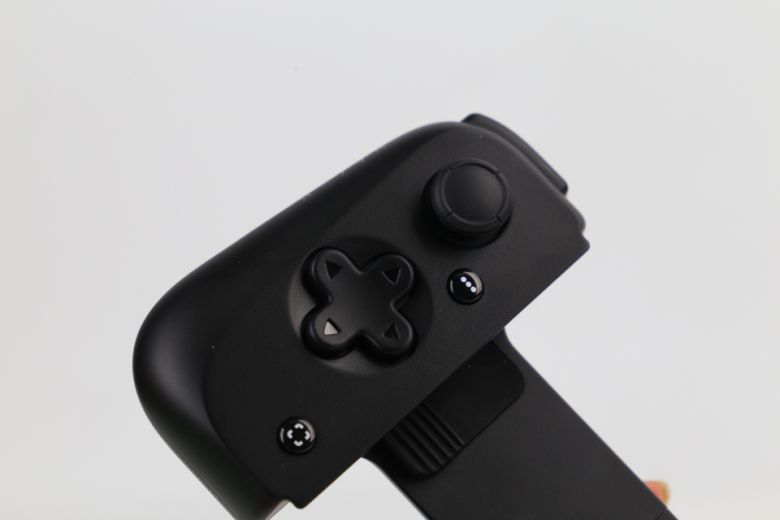 아날로그 스틱은 닌텐도 스위치 조이콘과 굉장히 유사한 감각이다.