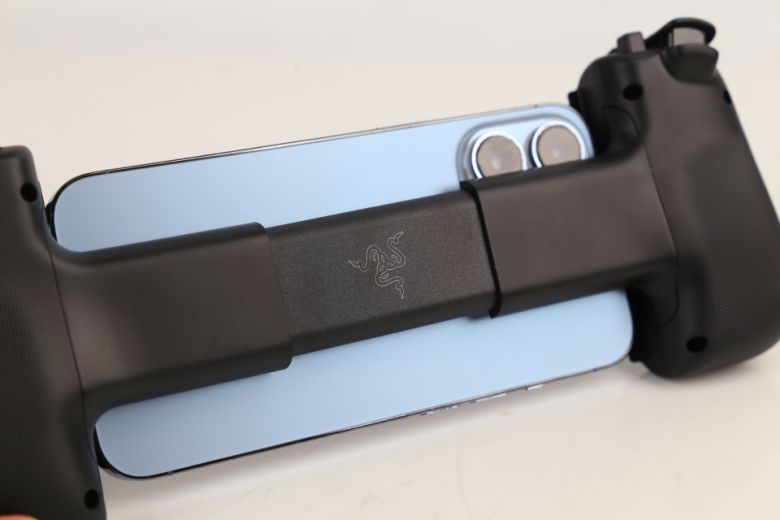 아이폰이 결합된 상태에서도 제법 안정적으로 유지되었고 브릿지에 숨겨진 레이저 로고를 발견할 수 있었다.