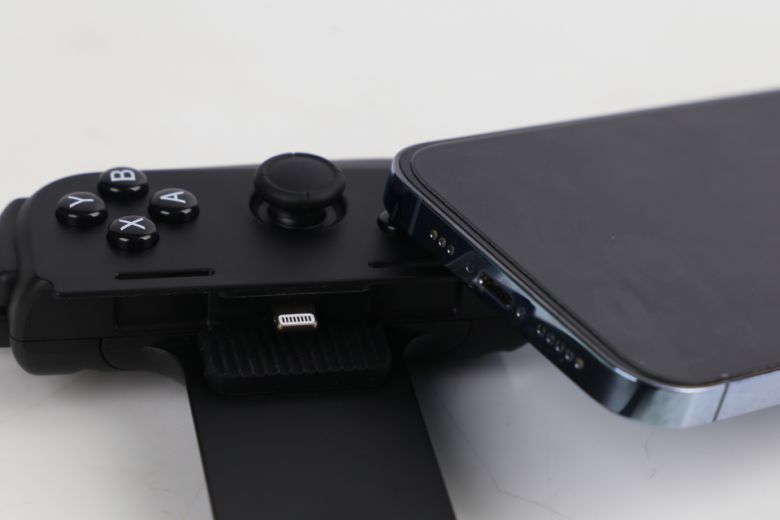 연결 방식은 블루투스가 아닌 애플 라이트닝 포트에 유선으로 결합하는 방식이다.