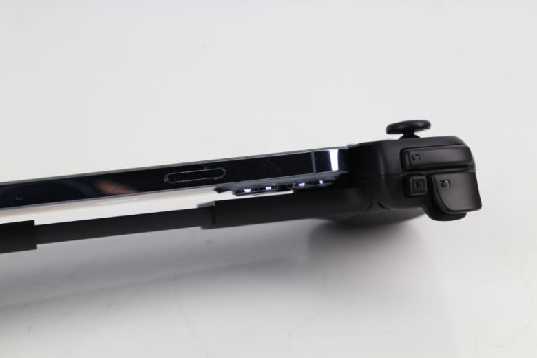 카메라의 크기가 대폭 커진 아이폰 13 프로를 장착했음에도 카메라로 인한 간섭 없이 안정적으로 장착됐다.