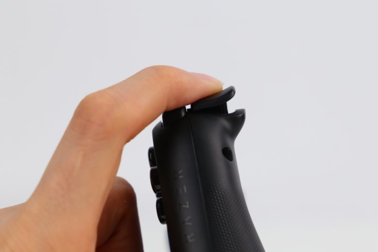 트리거는 버튼 방식이 아닌 아날로그 방식이다.