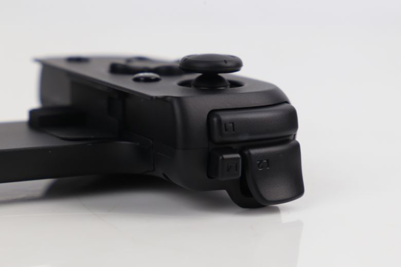 숄더와 트리거에 다기능 버튼이 추가로 더해져 복잡한 버튼 조합을 더욱 손쉽게 입력할 수 있다.
