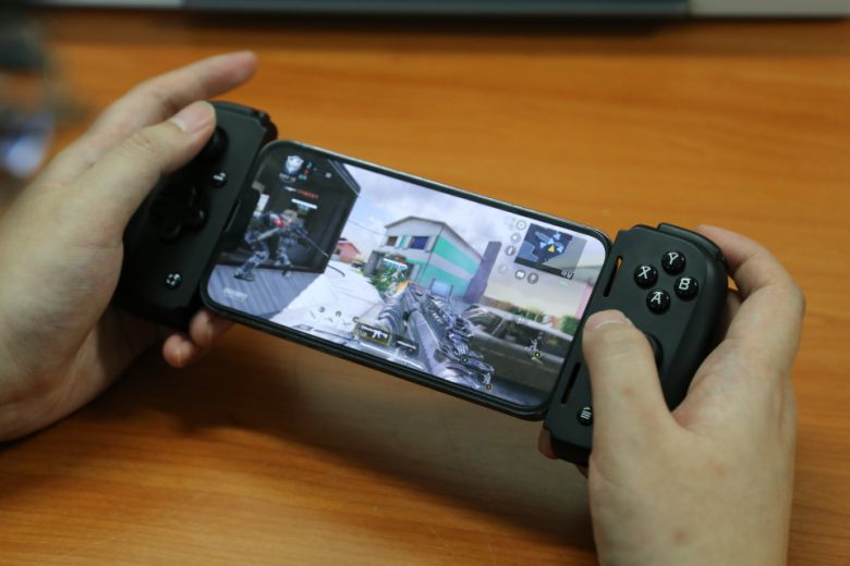 게임패드를 공식 지원하는 아이폰 게임 ‘콜 오브 듀티: 모바일’로 테스트를 진행해봤다.