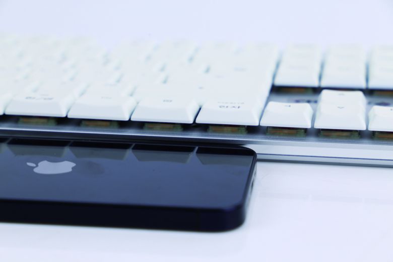 케이스를 씌우지 않은 아이폰 12 미니와 비교해도 상당히 얇다.