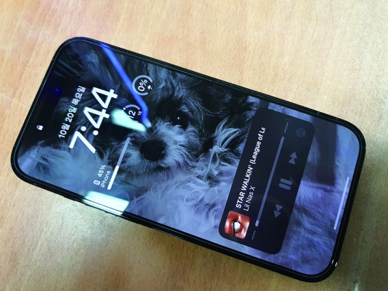 잠금화면에서 밝기가 살짝 낮아진 듯한 상시 표시형 디스플레이. 배경사진, 날짜, 시간, 배터리, 온도, 강우확률, 재생되고 있는 음악 등을 표시할 수 있다.