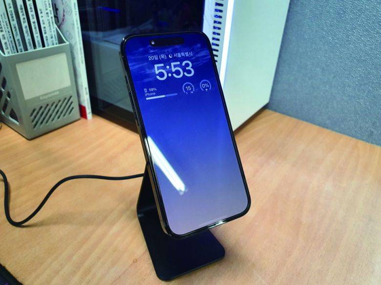 맥세이프 무선 충전 거치대를 사용하면 스탠드 기능과 무선충전 기능을 동시에 이용할 수 있다. 또 자석이 없는 암 타입 거치대에 비해 가로로 방향을 전환하기에도 편하다.