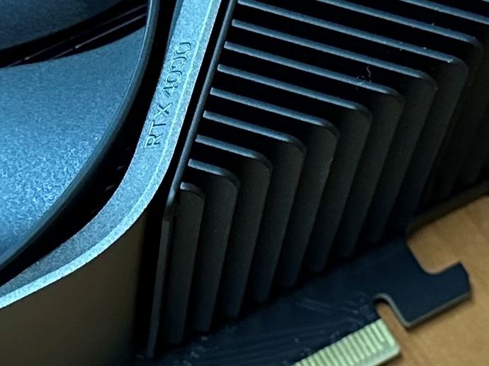 아이폰 14 Pro로 촬영한 RTX 4090(약 6배 확대). 3년 전 기종인 갤럭시 노트 10보다 아이폰 14 Pro쪽이 조금 더 선명하지만 확대하지 않으면 눈에 띄는 차이는 아니다.