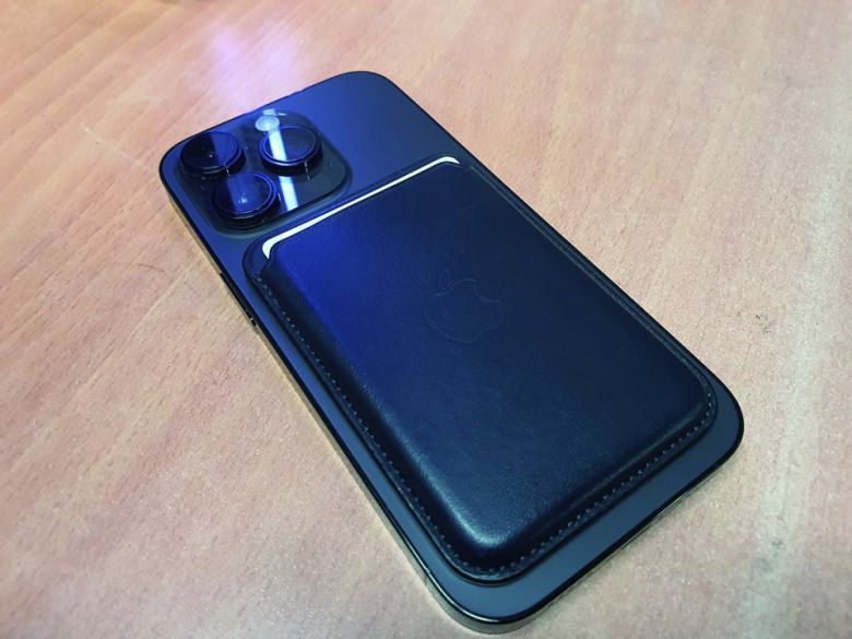 맥세이프형 카드지갑. 일반적인 카드지갑 케이스를 사용할 경우 무선 충전을 사용할 수 없지만 맥세이프형 카드지갑의 경우 쉽게 탈착하고 무선 충전할 수 있다.