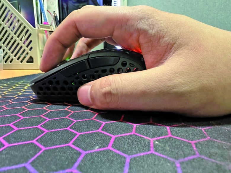 클로 그립에서는 팜 그립과는 반대로 마우스 전방 쪽으로 최대한 무게 중심을 옮겨 놓는 쪽이 손에 잘 맞았다.