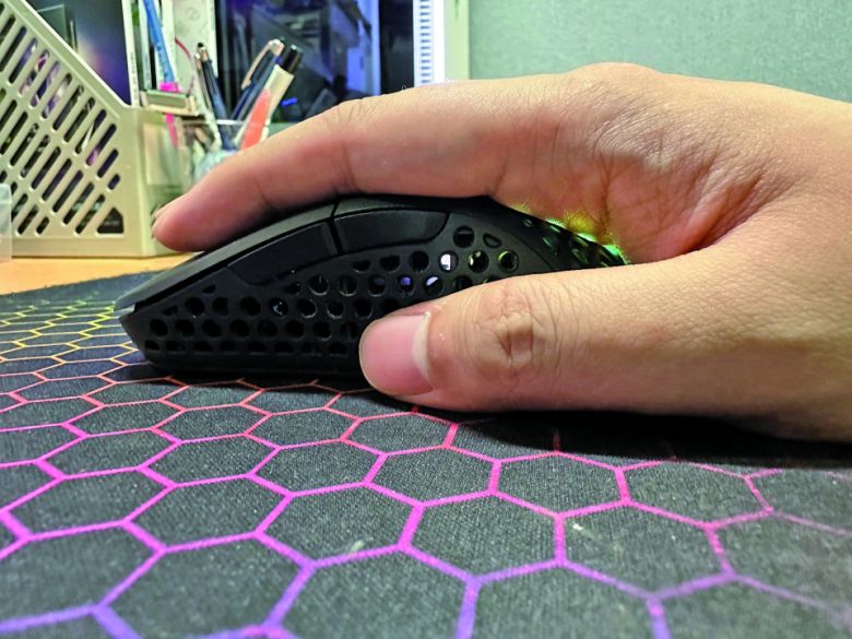 팜 그립에서는 무게 중심을 손목 쪽으로 바짝 당기는 게 가장 손이 편했다.