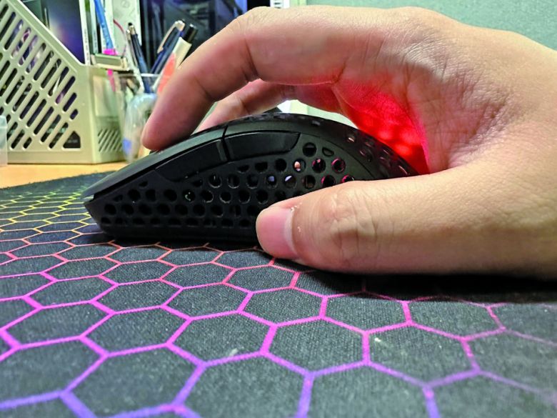 마우스와 손바닥이 닿지 않고 다섯 손가락 끝만을 이용해서 마우스를 움직이는 핑거팁 그립에서는 무게 중심을 조절 범위의 한가운데에 위치시켰을 때 손이 제일 편했다.