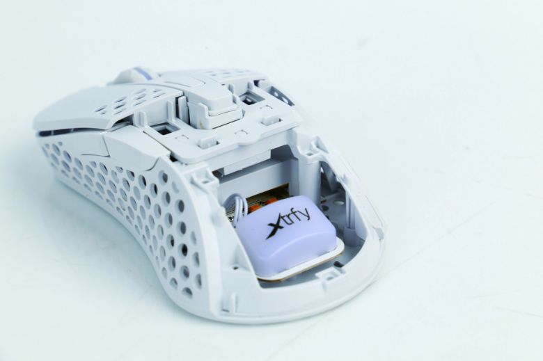 쉘 안쪽의 배터리가 이동한 것을 확인할 수 있다.