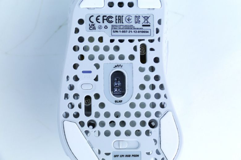 나사를 살짝 풀어 배터리 위치를 위아래로 이동시킬 수 있다.